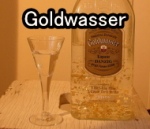 緊迫を含むドイツの伝統的なハーブ酒Goldwasser
